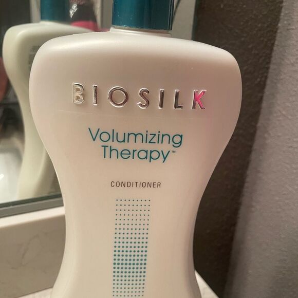 BIOSILK Volumizing Therapy Conditioner 34 Ounce - Picture 2 of 9